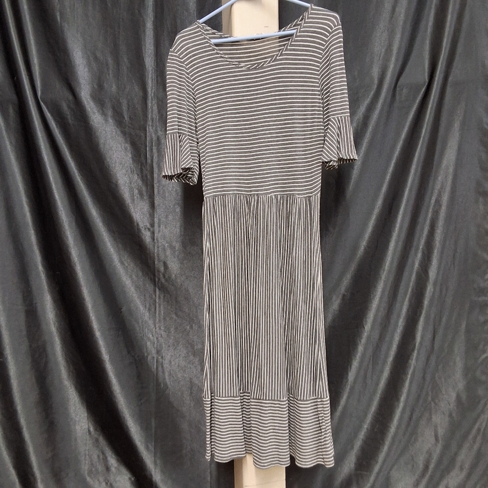 Forever 21 Black and White Pleated Midi Sundress